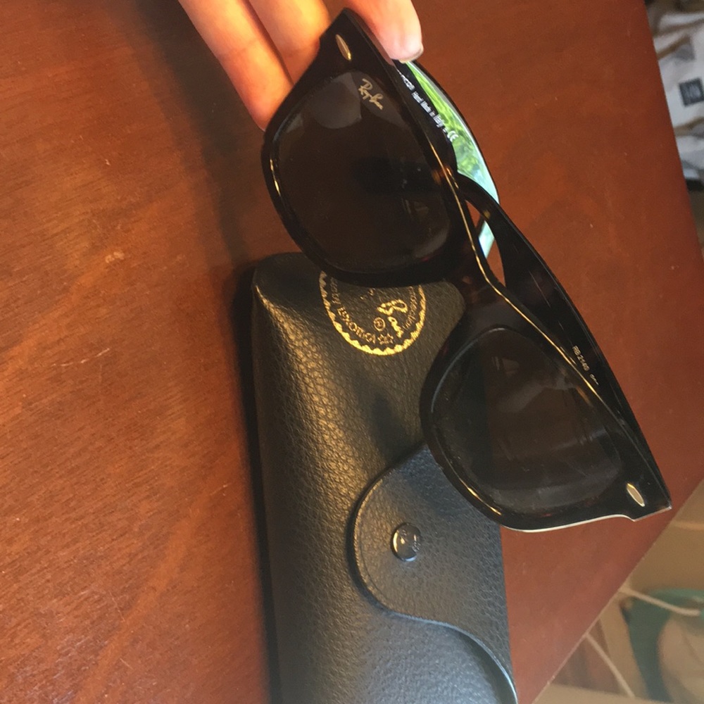 Wayfarer Ray Bans.